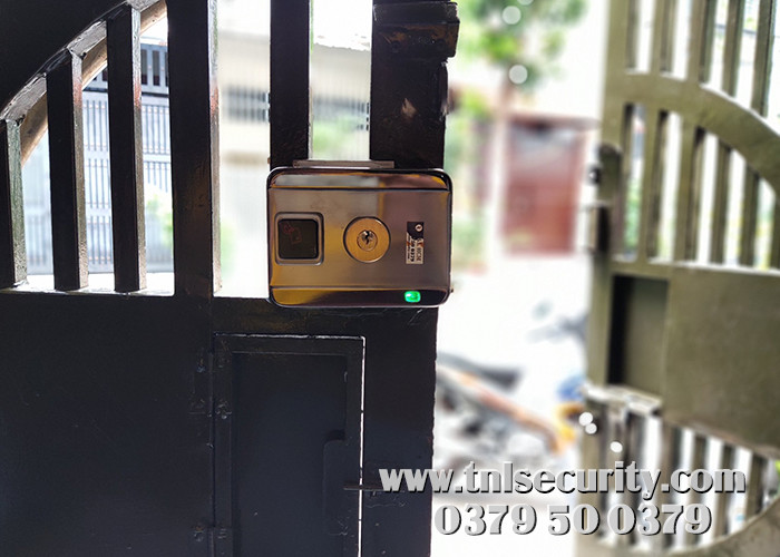 Thuc-hien-lap-dat-khoa-van-tay-cua-sat-tai-nha-rieng-o-Go-Vap